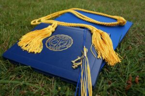 diplomas-and-degree-certificates-640x480-796078.jpeg