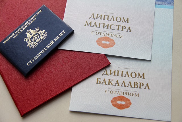 diplomas-and-degree-certificates-640x480-33745081.jpeg